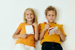 klein kinderen kinderjaren vermaak tekening geïsoleerd achtergrond ongewijzigd foto