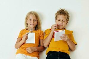 portret van schattig emoties tekening samen kladblok en potloden geïsoleerd achtergrond ongewijzigd foto