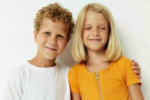 klein kinderen vriendschap samen poseren emoties geïsoleerd achtergrond ongewijzigd foto