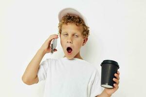 weinig jongen wat soort van drinken is de telefoon in hand- communicatie levensstijl ongewijzigd foto