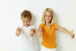 portret van schattig kinderen gewoontjes kleren poseren emoties studio geïsoleerd achtergrond ongewijzigd foto