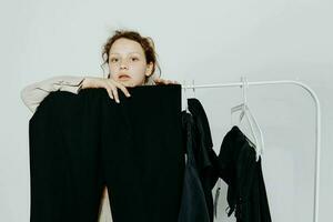 vrolijk vrouw kleren passend elegant stijl pak mode studio licht achtergrond ongewijzigd foto