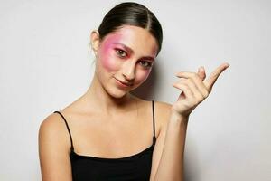 sexy brunette vrouw roze gezicht bedenken poseren aantrekkelijk kijken licht achtergrond ongewijzigd foto