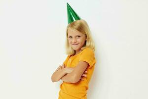 een meisje met een groen pet Aan haar hoofd gebaren met haar handen foto