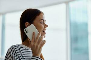 gelukkig vrouw glimlach met tanden pratend Aan de telefoon portret, pratend Aan een slim telefoon over- de internet online baan foto