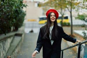 mode vrouw wandelen naar beneden stappen tegen stad backdrop in elegant kleren met rood lippen en rood baret, reis, filmische kleur, retro wijnoogst stijl, stedelijk mode levensstijl. foto