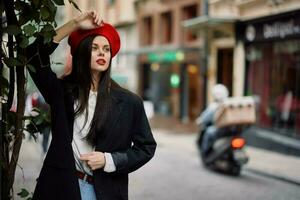 vrouw model- staat Aan de straat in de stad in een jasje en rood baret, filmische Frans mode stijl kleding, reizen naar Istanbul foto