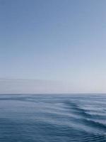 kalme zee en blauwe lucht foto
