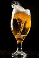 glas verkoudheid schuim bubbel alcohol helling vol plons drinken achtergrond bier. generatief ai. foto