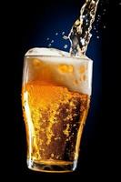 laten vallen glas helling schuim bier alcohol bubbel verkoudheid plons achtergrond drankje. generatief ai. foto
