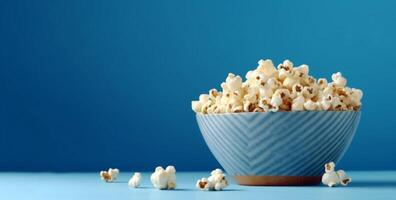 bioscoop voedsel vermaak tussendoortje achtergrond popcorn blauw wit poster maïs doos. generatief ai. foto