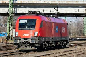 Internationale trein vervoer. locomotief trein Bij station. globaal spoorweg vervoer en Verzenden. foto