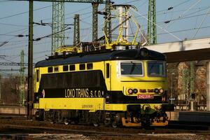 Internationale trein vervoer. locomotief trein Bij station. globaal spoorweg vervoer en Verzenden. foto