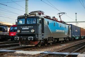 Internationale trein vervoer. lading vracht trein wagon Bij trein station. globaal vervoer en Verzenden. foto