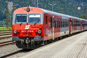 Internationale en regionaal spoorweg vervoer. passagier vracht trein reeks Bij station. openbaar vervoer. foto