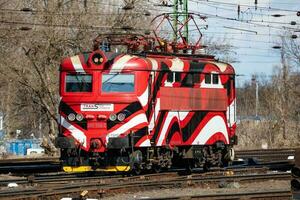 Internationale trein vervoer. locomotief trein Bij station. globaal spoorweg vervoer en Verzenden. foto