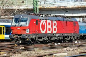 Internationale trein vervoer. locomotief trein Bij station. globaal spoorweg vervoer en Verzenden. foto