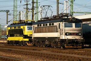 Internationale trein vervoer. locomotief trein Bij station. globaal spoorweg vervoer en Verzenden. foto