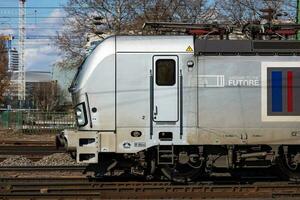 Internationale trein vervoer. lading vracht trein wagon Bij trein station. globaal vervoer en Verzenden. foto