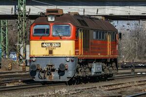 locomotief trein Bij spoorweg station. Internationale vervoer. globaal vracht. lading vervoer. spoorwegen industrie. foto