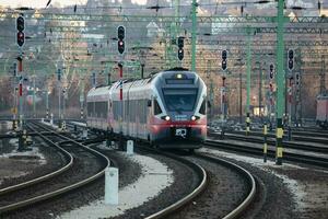 mav Hongaars spoorwegen passagier trein met stadler flirt 415 004 meerdere eenheid trein set aankomst Bij Boedapest kelenfold spoorweg trein station. foto