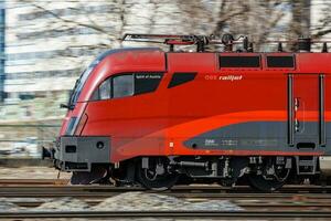 locomotief trein Bij spoorweg station. Internationale vervoer. globaal reizen. openbaar vervoer. foto