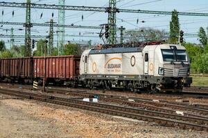 Internationale trein vervoer. lading vracht trein wagon Bij trein station. globaal vervoer en Verzenden. foto