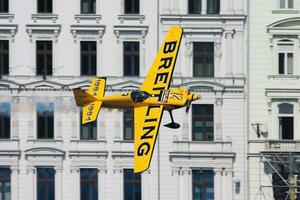 francois le stemmen met n822mg zivko rand 540 vliegend over- Donau rivier- in Boedapest downtown Bij rood stier lucht ras 2015 foto