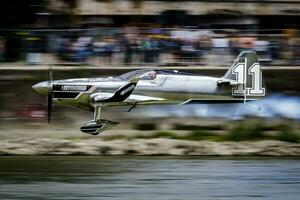 mika opschepperij met n540xs mxs-r vliegend over- Donau rivier- Bij Boedapest downtown voor rood stier lucht ras 2018 foto