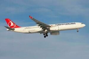 Turks luchtvaartmaatschappijen luchtbus a330-300 tc-jnn passagier vlak landen Bij Frankfurt luchthaven foto