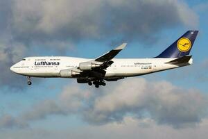 lufthansa boeing 747-400 d-abvp passagier vlak landen Bij Frankfurt luchthaven foto