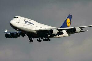 lufthansa boeing 747-400 d-abvp passagier vlak landen Bij Frankfurt luchthaven foto