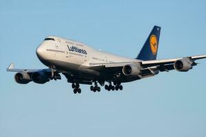 lufthansa boeing 747-400 d-abvr passagier vlak landen Bij Frankfurt luchthaven foto