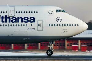 lufthansa boeing 747-8 d-afgrond passagier vlak vertrek Bij Frankfurt luchthaven foto
