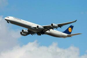 lufthansa luchtbus a340-600 d-aihl passagier vlak vertrek Bij Frankfurt luchthaven foto