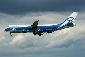 luchtbrug lading luchtvaartmaatschappijen boeing 747-8 vq-blq lading vlak landen Bij Frankfurt luchthaven foto