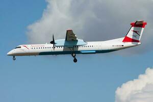 oostenrijks luchtvaartmaatschappijen bombardier dhc-8 q400 oe-lgd passagier vlak landen Bij Frankfurt luchthaven foto