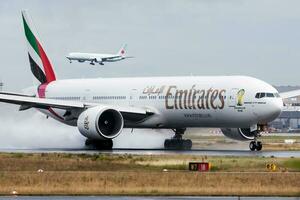 emiraten luchtvaartmaatschappijen boeing 777-300er a6-egp passagier vlak vertrek Bij Frankfurt luchthaven foto