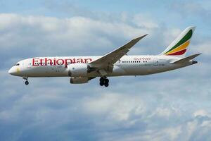 Ethiopisch luchtvaartmaatschappijen boeing 787-8 dreamliner et-au passagier vlak landen Bij Frankfurt luchthaven foto