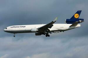 lufthansa lading md-11 d-alca lading vlak landen Bij Frankfurt luchthaven foto