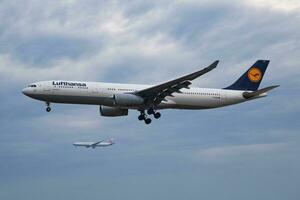 lufthansa passagier vlak Bij luchthaven. schema vlucht reizen. luchtvaart en vliegtuigen. lucht vervoer. globaal Internationale vervoer. vlieg en vliegen. foto