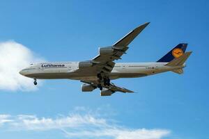 lufthansa passagier vlak Bij luchthaven. schema vlucht reizen. luchtvaart en vliegtuigen. lucht vervoer. globaal Internationale vervoer. vlieg en vliegen. foto