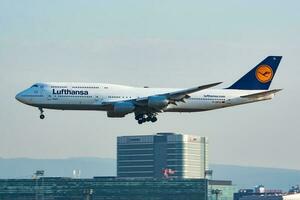 lufthansa passagier vlak Bij luchthaven. schema vlucht reizen. luchtvaart en vliegtuigen. lucht vervoer. globaal Internationale vervoer. vlieg en vliegen. foto