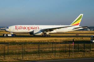 Ethiopisch luchtvaartmaatschappijen passagier vlak Bij luchthaven. schema vlucht reizen. luchtvaart en vliegtuigen. lucht vervoer. globaal Internationale vervoer. vlieg en vliegen. foto