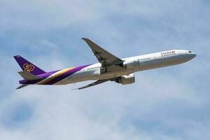 Thais luchtwegen passagier vlak Bij luchthaven. schema vlucht reizen. luchtvaart en vliegtuigen. lucht vervoer. globaal Internationale vervoer. vlieg en vliegen. foto