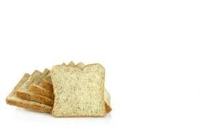 groep van geheel tarwe brood gesneden geïsoleerd Aan een wit achtergrond foto