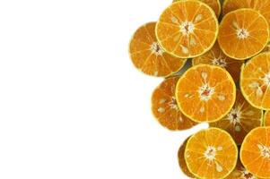 top visie van vers voor de helft oranje - gezond voedsel geïsoleerd Aan wit achtergrond foto