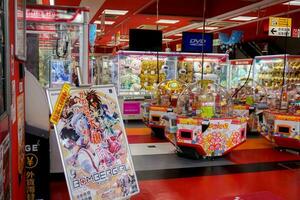 osaka, Japan, 2019- interieur visie met interesseren speelgoed machine en poppen kabinet vangsten in Japans spellen winkel Bij hol hol stad- Oppervlakte foto