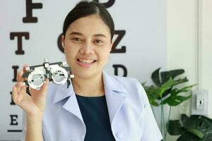 vrouw oogarts Holding bril binnen kliniek, oog dokter Holding bril in bril winkel, oogarts Holding bril in lenzenvloeistof kliniek foto