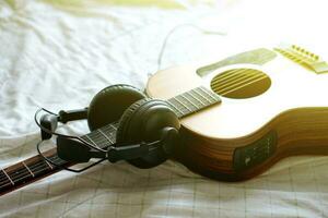 akoestisch gitaar en koptelefoon, vermaak en muziek- concept. foto